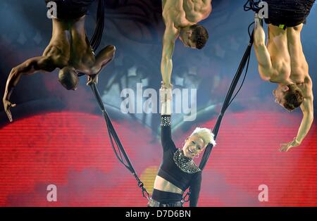 Noi cantante Pink dà un concerto alla O2 World di Berlino e in tal modo galleggia sopra il palcoscenico con l aiuto di corde durante il suo show, Germania, 03 maggio 2013. Lo spettacolo è parte del suo tour " la verità sull'amore". Foto: Britta Pedersen/dpa Foto Stock