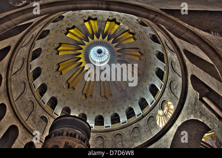 La spettacolare cupola Rotunda appena sopra Edicule alla chiesa Santo Sepolcro nella città vecchia di Gerusalemme in Israele. HDR. Foto Stock