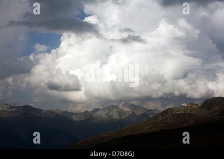 Cloud computing al di sopra del Jakobshorn e Jakobshorn seggiovia stazione e hotel dalla Jatzhorn Davos Grigioni Svizzera Foto Stock