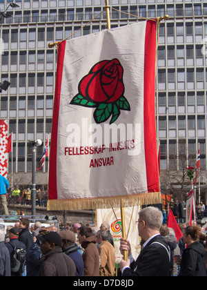 Il 1 maggio 2013, la giornata del lavoro celebrazioni in Oslo Norvegia folla ascoltare discorsi in Youngstorget Foto Stock