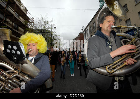 Londonderry, Irlanda del Nord, Regno Unito. Il 4 maggio 2013. Arjan De Swart (sinistra) e Patrick Witberg dal JayDee 8 - Pezzo Brass Band che suona al festival Jazz street parade NEL REGNO UNITO Città della cultura per il 2013. Centinaia di appassionati di jazz hanno partecipato a New Orleans una seconda linea possesso attraverso Londonderrys centro citta'. Credito: George Sweeney / Alamy Live News. Credito: George Sweeney 2013 Foto Stock