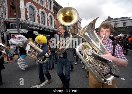 Londonderry, Irlanda del Nord, Regno Unito. Il 4 maggio 2013. Il JayDee 8 - Pezzo Brass Band conduce il festival di Jazz street parade NEL REGNO UNITO Città della cultura per il 2013. Centinaia di appassionati di jazz hanno partecipato a New Orleans una seconda linea possesso attraverso Londonderrys centro citta'. Credito: George Sweeney / Alamy Live News. Credito: George Sweeney 2013 Foto Stock