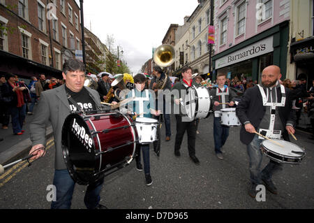 Londonderry, Irlanda del Nord, Regno Unito. Il 4 maggio 2013. Rob Hardy (sinistra) e Mauritis Woudenberg dal JayDee 8 - Pezzo Brass Band che suona al festival Jazz street parade NEL REGNO UNITO Città della cultura per il 2013. Centinaia di appassionati di jazz hanno partecipato a New Orleans una seconda linea possesso attraverso Londonderrys centro citta'. Credito: George Sweeney / Alamy Live News. Credito: George Sweeney 2013 Foto Stock