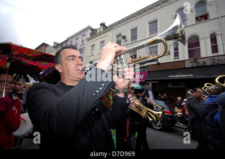 Londonderry, Irlanda del Nord, Regno Unito. Il 4 maggio 2013. Joep Habraken dal JayDee 8 - Pezzo Brass Band che suona la tromba al Jazz festival street parade NEL REGNO UNITO Città della cultura per il 2013. Centinaia di appassionati di jazz hanno partecipato a New Orleans una seconda linea possesso attraverso Londonderrys centro citta'. Credito: George Sweeney / Alamy Live News. Credito: George Sweeney 2013 Foto Stock