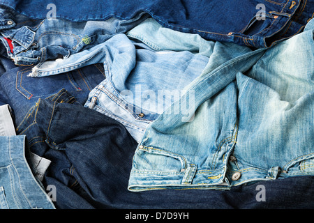 Varie paia di jeans pantaloni sparsi nel caos. Foto Stock