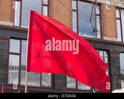 Il 1 maggio 2013, la giornata del lavoro celebrazioni in Oslo Norvegia, bandiera rossa nella parte anteriore della costruzione di mattoni Foto Stock