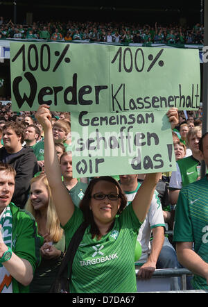 Il Werder è un fan di banner di attesa durante la partita Werder Brema vs TSG 1899 Hoffenheim al Weser Stadion di Brema, Germania, 04 maggio 2013. Hoffenheim di Sebastian Rudy (L-R), Roberto firmino e Kevin Volland sono indifesi. Foto: CARMEN JASPERSEN (ATTENZIONE: embargo condizioni! Il DFL permette l'ulteriore utilizzazione di fino a 15 foto (solo n. sequntial immagini o video-simili serie di foto consentito) via internet e media on line durante il match (compreso il tempo di emisaturazione), adottate dall'interno dello stadio e/o prima di iniziare la partita. Il DFL permette la trasmissione senza restrizioni di Foto Stock