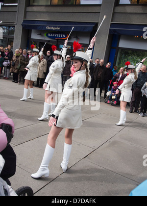 Il 1 maggio 2013, la giornata del lavoro celebrazioni in Oslo Norvegia, majorettes di fronte una marching band in parata Foto Stock