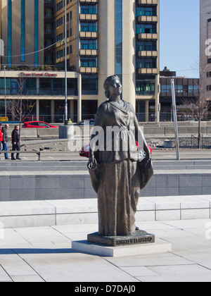 Statua del norvegese cantante lirica Kirsten Flagstad davanti alla Opera House di Oslo Norvegia Foto Stock