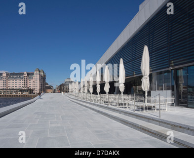 Il Teatro dell'Opera di Oslo dagli architetti Snøhetta, un nuovo punto di messa a fuoco in Oslo Norvegia, vista dal lato del fiordo, promenade e il cafe Foto Stock