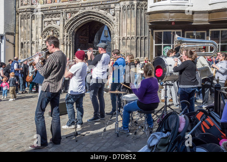 Nessun limite Street Brass Band Buttermarket Canterbury Foto Stock