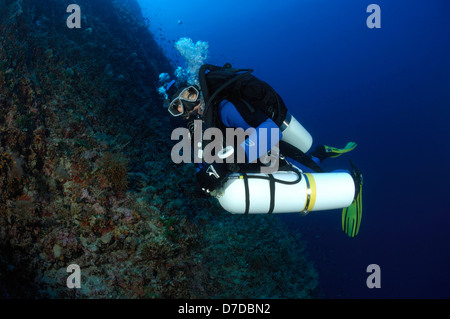 Subacqueo con serbatoio Sidemount, Svetac, Mare Adriatico, Croazia Foto Stock