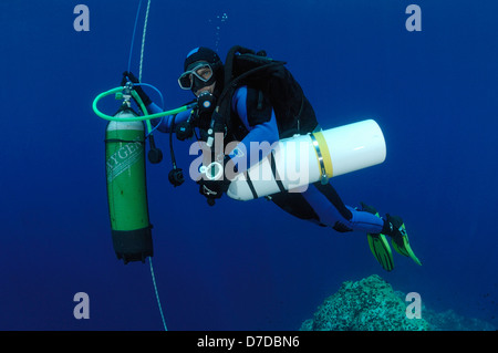 Subacqueo con serbatoio Sidemount, Svetac, Mare Adriatico, Croazia Foto Stock