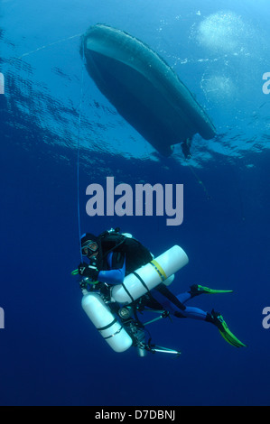 Subacqueo con serbatoio Sidemount, Svetac, Mare Adriatico, Croazia Foto Stock