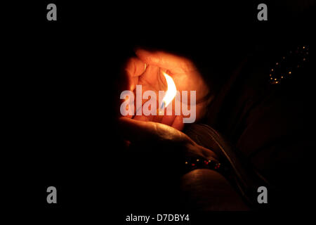 Xanthi, Grecia. Il 3 maggio 2013. Una donna di tenere una candela in Saint Nicolas chiesa ortodossa nel lago Vistonida a Porto Lagos nella Grecia settentrionale. Milioni di Greci gregge alle chiese in tutto il paese di questa settimana per celebrare la Pasqua, il paese del luogo di celebrazioni religiose. Yiannis Kourtoglou. Credito: Yiannis Kourtoglou / Alamy Live News Foto Stock