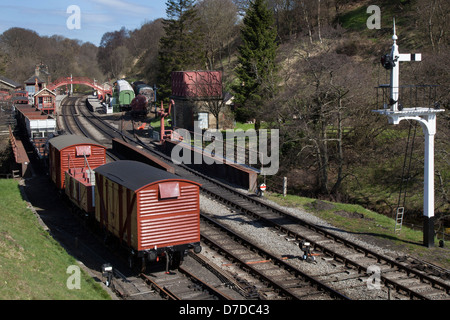 North Yorkshire Moors Railway e la stazione di Goathland e scalo merci con carri merci, NYMR, REGNO UNITO Foto Stock