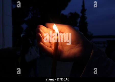 Xanthi, Grecia. Il 3 maggio 2013. Una donna di tenere una candela in Saint Nicolas chiesa ortodossa nel lago Vistonida a Porto Lagos nella Grecia settentrionale. Milioni di Greci gregge alle chiese in tutto il paese di questa settimana per celebrare la Pasqua, il paese del luogo di celebrazioni religiose.Yiannis Kourtoglou. Credito: Yiannis Kourtoglou / Alamy Live News Foto Stock