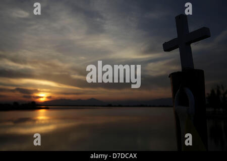 Xanthi, Grecia. Il 3 maggio 2013. Una croce su un ponte di legno nella parte anteriore del Saint Nicolas chiesa ortodossa nel lago Vistonida a Porto Lagos nella Grecia settentrionale. Milioni di Greci gregge alle chiese in tutto il paese di questa settimana per celebrare la Pasqua, il paese del luogo di celebrazioni religiose.. Credito: Yiannis Kourtoglou / Alamy Live News Foto Stock