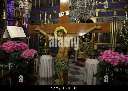 Xanthi, Grecia. Il 3 maggio 2013. Una statua in legno di Gesù Cristo all'interno di una chiesa in Grecia nel maggio 02,2013. Credito: Yiannis Kourtoglou / Alamy Live News Foto Stock