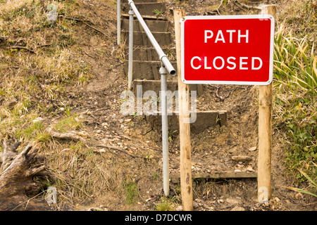 Segnale di avviso dicendo che un percorso è chiuso Foto Stock