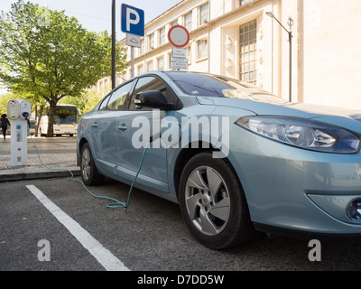 Auto elettrica della stazione di carica Foto Stock