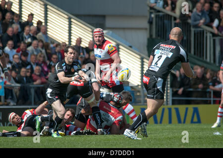 Exeter Devon, Regno Unito. Il 4 maggio 2013. Exeter Srum della metà, Haydn Thomas passa a Hooker, Jack Yeandle durante la Aviva Premiership match tra la Exeter Chiefs e Gloucester al Sandy Park Stadium di Exeter, UK Credit: Clive Chilvers / Alamy Live News Foto Stock