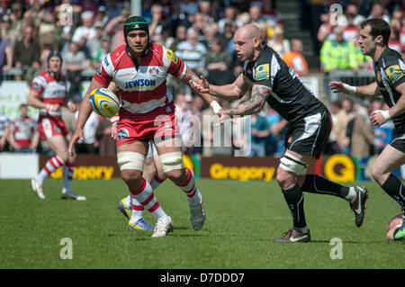 Exeter Devon, Regno Unito. Il 4 maggio 2013. Exeter il flanker, James Scaysbrook passa la palla durante la Aviva Premiership match tra la Exeter Chiefs e Gloucester al Sandy Park Stadium di Exeter, UK Credit: Clive Chilvers / Alamy Live News Foto Stock