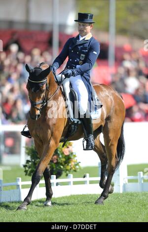 Badminton, UK. Il 4 maggio 2013. Michael Jung [GER] cavalcare La Biosthetique Sam FBW postato il miglior punteggio di dressage e conduce la concorrenza andando nel cross country fase del Mitsubishi Motors Badminton Horse Trials. La Mitsubishi Motors Badminton Horse Trials si svolgerà tra il 2 e il 6 maggio 2013. Foto di Stefano Bartolomeo Stephen Bartolomeo/Stephen Bartolomeo Fotografia/Alamy Live News Foto Stock