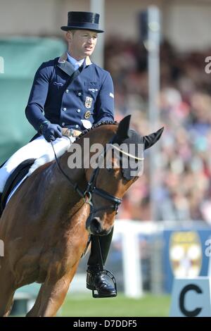 Badminton, UK. Il 4 maggio 2013. Michael Jung [GER] cavalcare La Biosthetique Sam FBW postato il miglior punteggio di dressage e conduce la concorrenza andando nel cross country fase del Mitsubishi Motors Badminton Horse Trials. La Mitsubishi Motors Badminton Horse Trials si svolgerà tra il 2 e il 6 maggio 2013. Foto di Stefano Bartolomeo Stephen Bartolomeo/Stephen Bartolomeo Fotografia/Alamy Live News Foto Stock