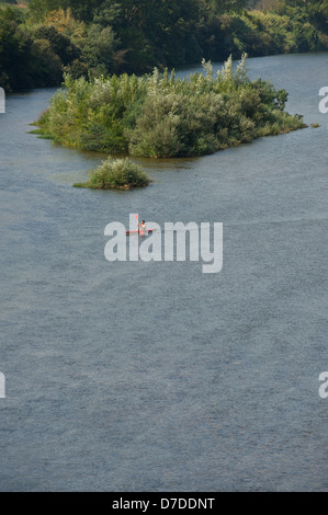 Kayaker sulle rive di un fiume Foto Stock