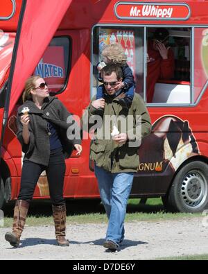 Badminton, UK. Il 4 maggio 2013. Peter Phillips, Autunno Phillips e figlia Savannah godendo di un Mr Whippy gelato dopo la visione di sua sorella Zara Phillips in competizione nella fase di Dressage del 2013 Mitsubishi Motors Badminton Horse Trials. Credito: Jonathan Clarke / Alamy Live News Foto Stock