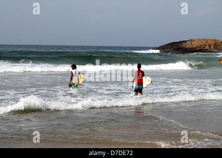 Kovalam Beach, Kerala, India, 04 maggio 2013, Spice Coast Open 2013 Surf e SUP concorrenza, Deekshith (rosso) e Spandan Banerjee (bianco) con le loro schede di navigazione verso le forme d'onda di calore 3 del round 1 Credito: Jake Charles / Alamy Live News Foto Stock