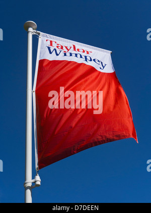 Taylor Wimpey bandiere in corrispondenza di un alloggiamento dello sviluppo in King's Lynn, Norfolk. Foto Stock