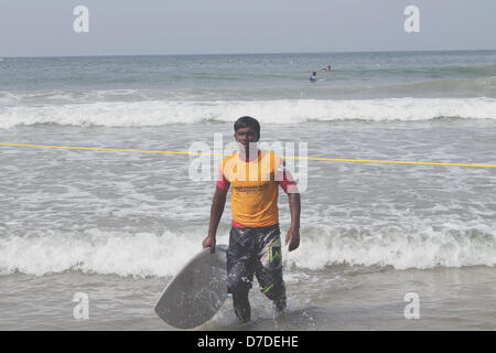 Kovalam Beach, Kerala, India, 04 maggio 2013, Spice Coast Open 2013 Surf e SUP a giornata di gara 2, Vignesh da Chennai tornando a terra con il suo surf dopo il calore 3. Vignesh condurre il calore con 7.5 Credito Punti: Jake Charles / Alamy Live News Foto Stock