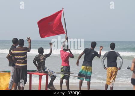 Kovalam Beach, Kerala, India, 04 maggio 2013, Spice Coast Open 2013 Surf e SUP a giornata di gara 2, organizzatori fornisce un avvertimento per i surfisti per tenere lontano dalle reti da pesca. Shore senna di pescatori nativi ha interrotto la concorrenza per un mentre in mattinata Credito: Jake Charles / Alamy Live News Foto Stock