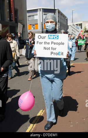 Bristol,UK,4 Maggio,2013. Un manifestante è fotografato vestito in abbigliamento medico come egli protesta contro la privatizzazione del NHS. Credito: lynchpics / Alamy Live News Foto Stock