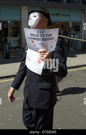 Bristol,UK,4 Maggio,2013. Un manifestante indossando un bianco maschere viso la protesta contro la privatizzazione del NHS. Credito: lynchpics / Alamy Live News Foto Stock