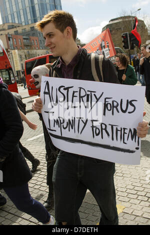 Bristol,UK,4 Maggio,2013. Un manifestante portante una targhetta è fotografato prendendo parte a una manifestazione di protesta contro il governo taglia. Credito: lynchpics / Alamy Live News Foto Stock