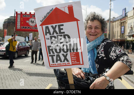 Bristol,UK,4 Maggio,2013. Una donna protester portando un cartellone di protesta circa la camera da letto imposta prende parte a una marcia di protesta contro il governo taglia. Credito: lynchpics / Alamy Live News Foto Stock