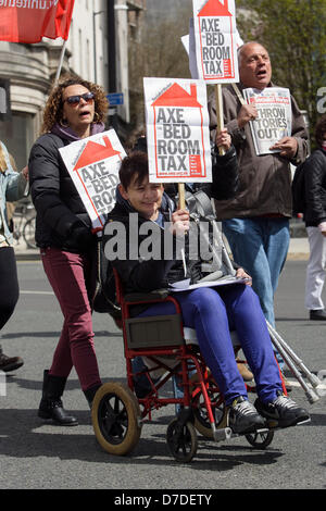 Bristol,UK,4 Maggio,2013. Manifestanti portando cartelli protestando circa la camera da letto imposta prende parte a una marcia di protesta contro il governo taglia. Credito: lynchpics / Alamy Live News Foto Stock