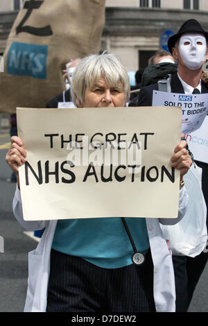 Bristol,UK,4 Maggio,2013. Una donna protester indossando un bianco medici umettare le proteste contro la privatizzazione dell'NHS. Credito: lynchpics / Alamy Live News Foto Stock