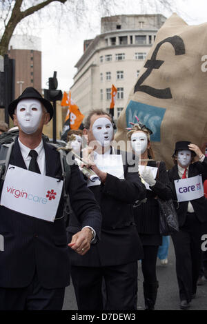 Bristol,UK,4 Maggio,2013. I manifestanti bianco da indossare maschere viso la protesta contro la privatizzazione del NHS. Credito: lynchpics / Alamy Live News Foto Stock