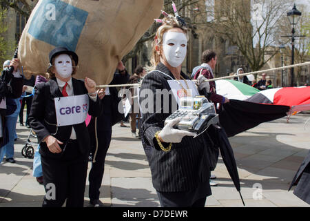 Bristol,UK,4 Maggio,2013. I manifestanti che indossa una maschera facciale bianca e portante una cassa di protesta contro la privatizzazione del NHS. Credito: lynchpics / Alamy Live News Foto Stock