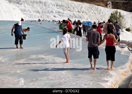 Persone aventi una vasca da bagno in travertino piscina. Pamukkale, Denizli, Turchia Foto Stock