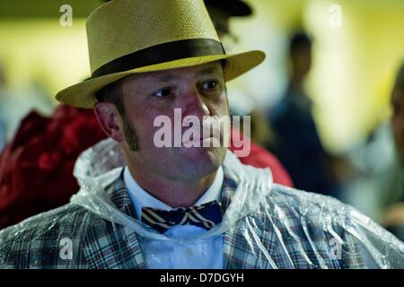 Louisville, Kentucky, Stati Uniti d'America. Il 4 maggio 2013. Louisville, Kentucky, Stati Uniti d'America. Il 4 maggio, 2013. Cappelli e la moda sono solo una parte della scena in una piovosa Kentucky Derby giorno a Churchill Downs Louisville, nel Kentucky il 4 maggio 2013. (Immagine di credito: credito: Scott Serio/eclipse/ZUMAPRESS.com/Alamy Live News) Foto Stock