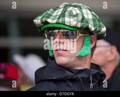 Louisville, Kentucky, Stati Uniti d'America. Il 4 maggio 2013. Louisville, Kentucky, Stati Uniti d'America. Il 4 maggio, 2013. Cappelli e la moda sono solo una parte della scena in una piovosa Kentucky Derby giorno a Churchill Downs Louisville, nel Kentucky il 4 maggio 2013. (Immagine di credito: credito: Scott Serio/eclipse/ZUMAPRESS.com/Alamy Live News) Foto Stock