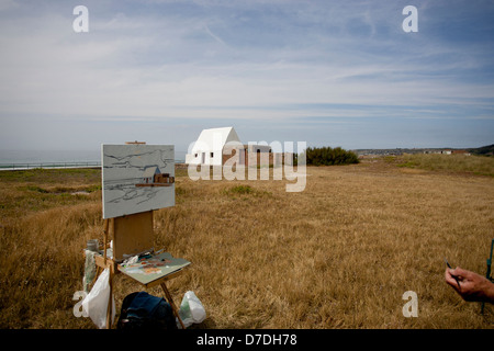 Jersey Le Don Hilton, St Ouen Jersey "Casa bianca" essendo dipinta dal pittore in acqua i colori Foto Stock