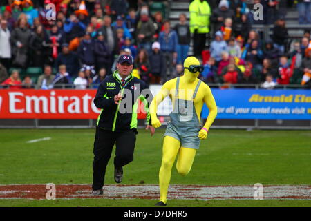 Glasgow, Regno Unito. Il 4 maggio 2013. durante il Glasgow Emirates Airline Glasgow 7s da Scotstoun. Scozia 7 v Inghilterra 29, abbracciando il film a tema un Minion da spregevole me è braccato da un amministratore. Credito: ALAN OLIVER / Alamy Live News Foto Stock