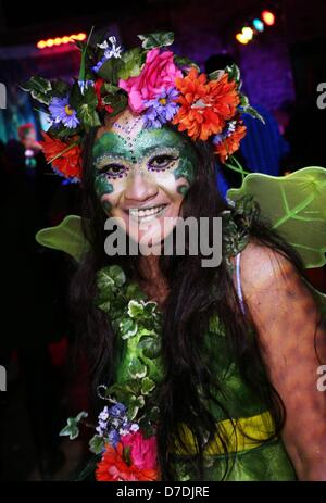 Glastonbury,Somerset,UK - Sabato 4 Maggio - Una foresta Nymph picturd in corrispondenza di una faery sfera mantenuta in Assemblea camere in città Foto Stock