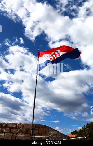 Bandiera nazionale della Croazia è sventolata contro blu cielo molto nuvoloso in presenza di luce solare Foto Stock